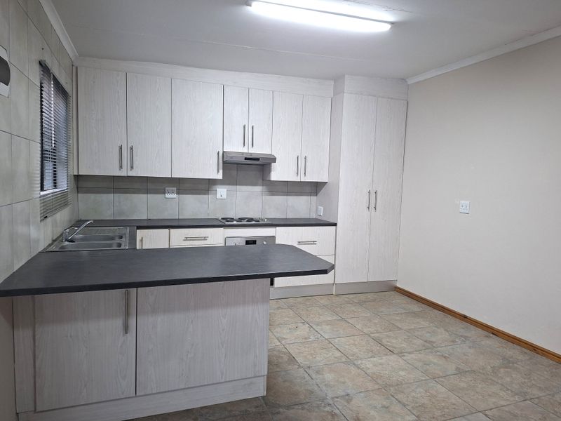 Welcome to this charming 2-bedroom, 1-bathroom flat, offering comfortable and convenient living. - Photo 5