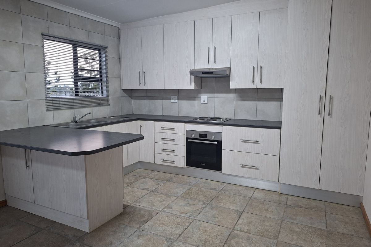 Welcome to this charming 2-bedroom, 1-bathroom flat, offering comfortable and convenient living. - Photo 4
