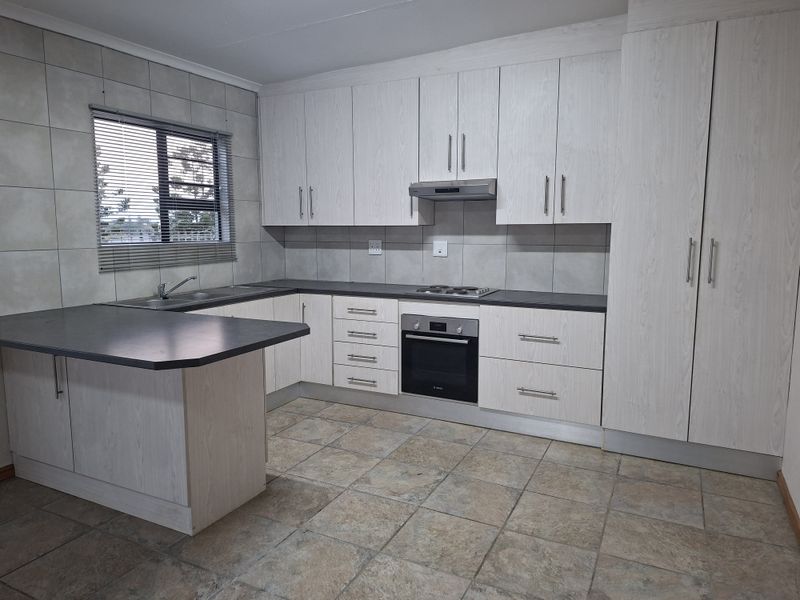 Welcome to this charming 2-bedroom, 1-bathroom flat, offering comfortable and convenient living. - Photo 4