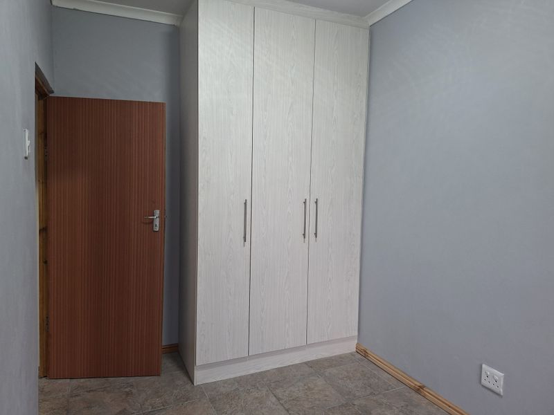 Welcome to this charming 2-bedroom, 1-bathroom flat, offering comfortable and convenient living. - Photo 10