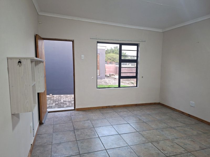 Welcome to this charming 2-bedroom, 1-bathroom flat, offering comfortable and convenient living. - Photo 8