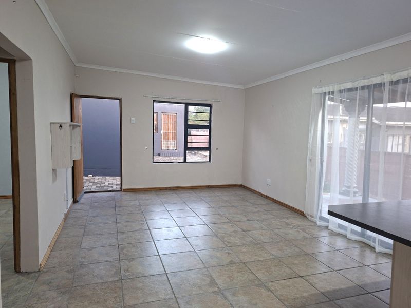 Welcome to this charming 2-bedroom, 1-bathroom flat, offering comfortable and convenient living. - Photo 7