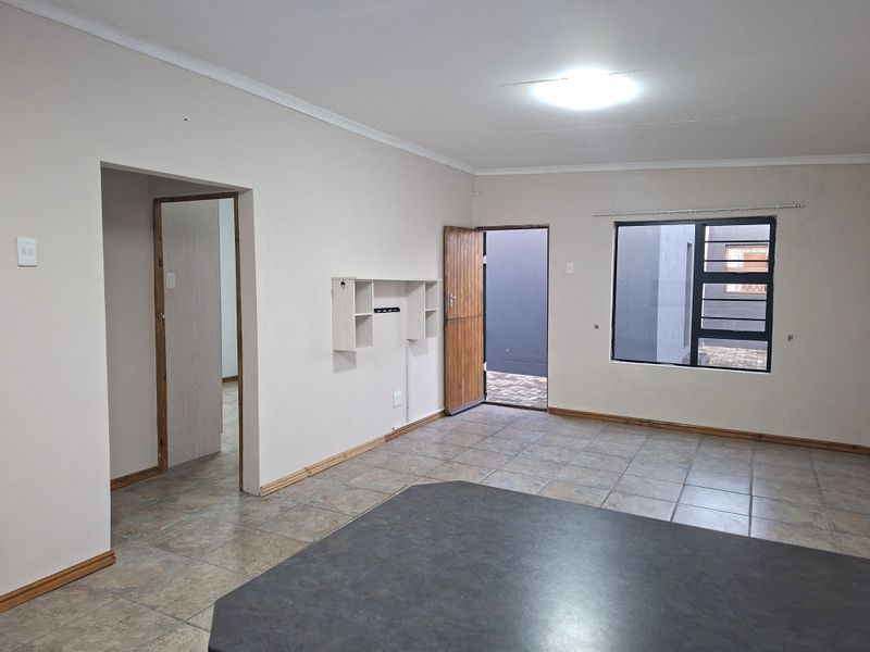 Welcome to this charming 2-bedroom, 1-bathroom flat, offering comfortable and convenient living. - Photo 6