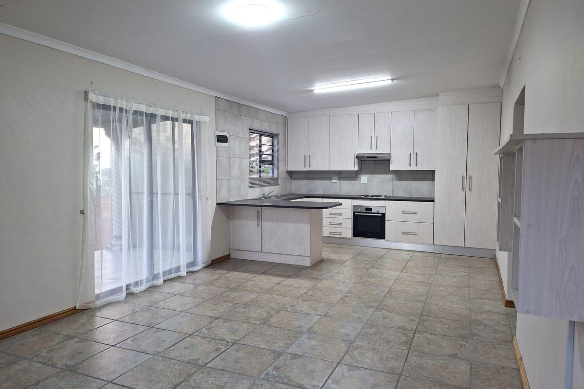 Welcome to this charming 2-bedroom, 1-bathroom flat, offering comfortable and convenient living. - Photo 2