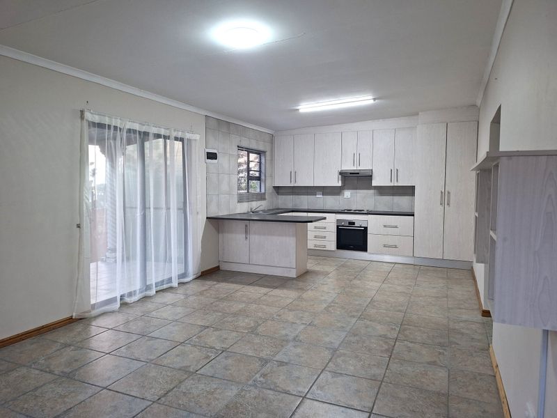 Welcome to this charming 2-bedroom, 1-bathroom flat, offering comfortable and convenient living. - Photo 2