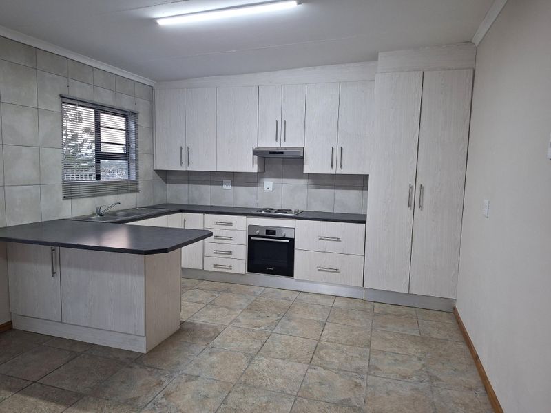 Welcome to this charming 2-bedroom, 1-bathroom flat, offering comfortable and convenient living. - Photo 3