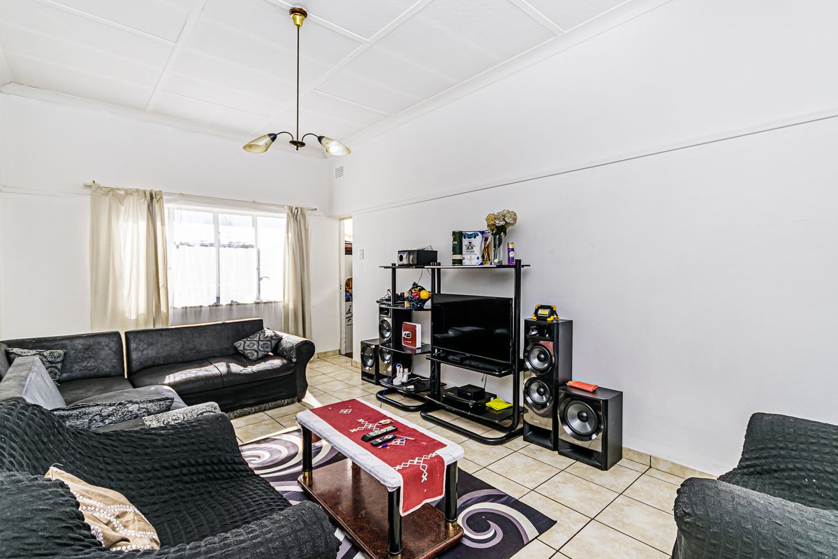 MOVE-IN READY 1-BEDROOM APARTMENT - Photo 3
