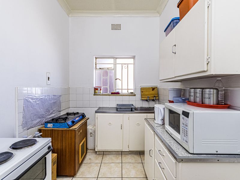 MOVE-IN READY 1-BEDROOM APARTMENT - Photo 2