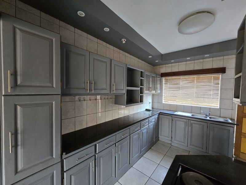 Location & Convenient! - Photo 2