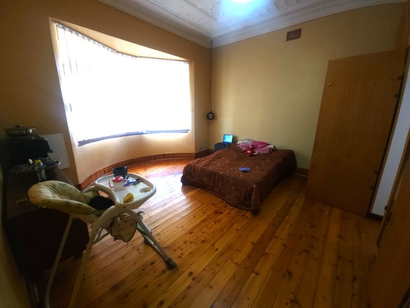 Versatile Kensington Gem: A Classic Family Home with Income-Generating Potential - Photo 10