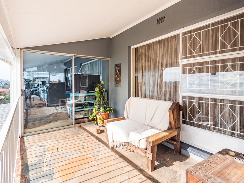 Neat & Spacious Home with Free standing Cottage on Large Stand - Photo 4
