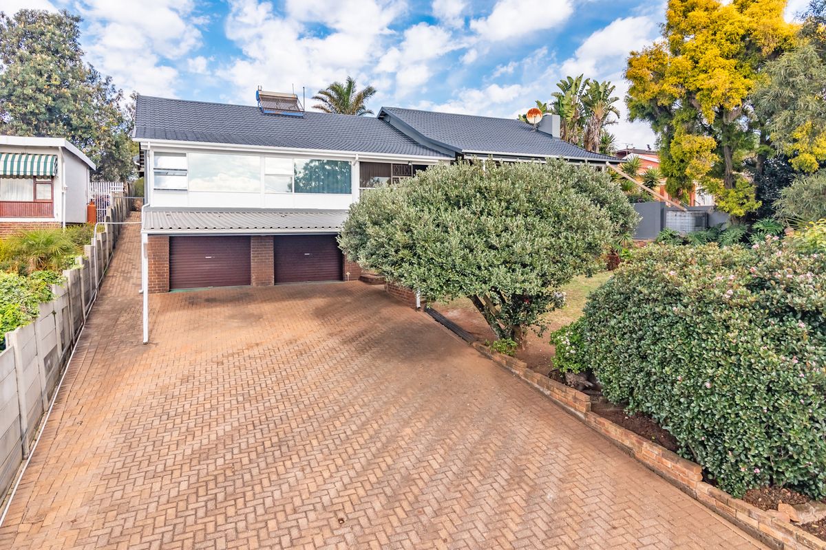 Neat & Spacious Home with Free standing Cottage on Large Stand - Photo 2