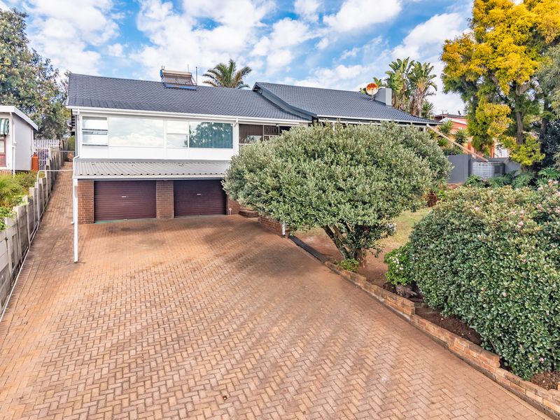 Neat & Spacious Home with Free standing Cottage on Large Stand - Photo 2