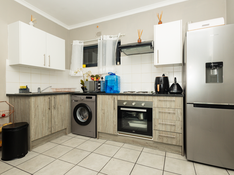 Contemporary Living with Comfort and Convenience - Photo 4