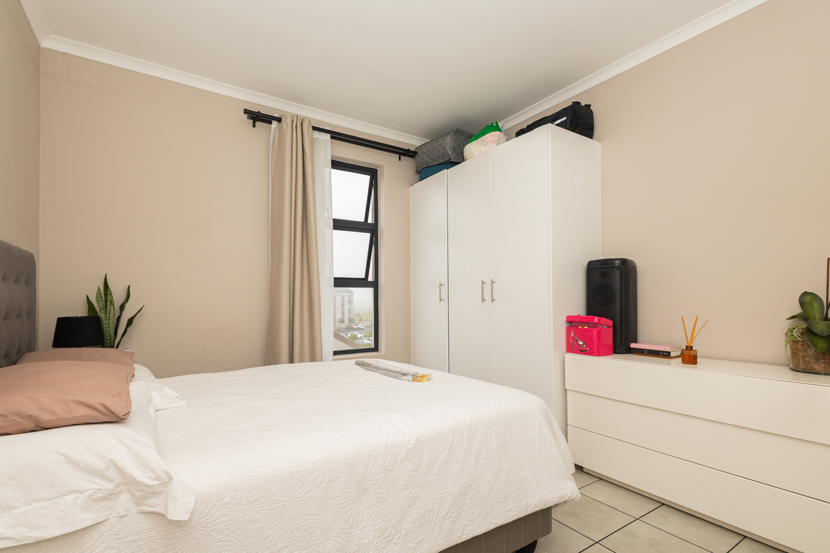 Contemporary Living with Comfort and Convenience - Photo 5