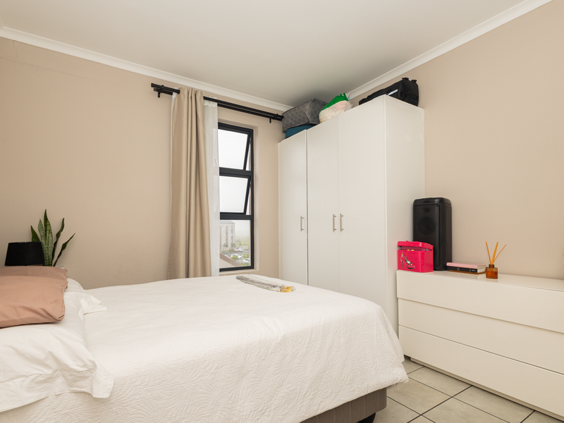 Contemporary Living with Comfort and Convenience - Photo 5