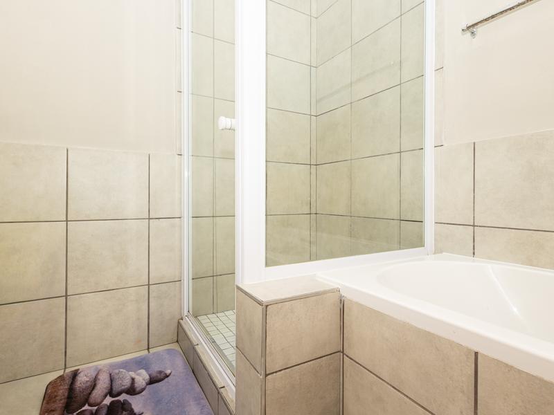 Contemporary Living with Comfort and Convenience - Photo 10