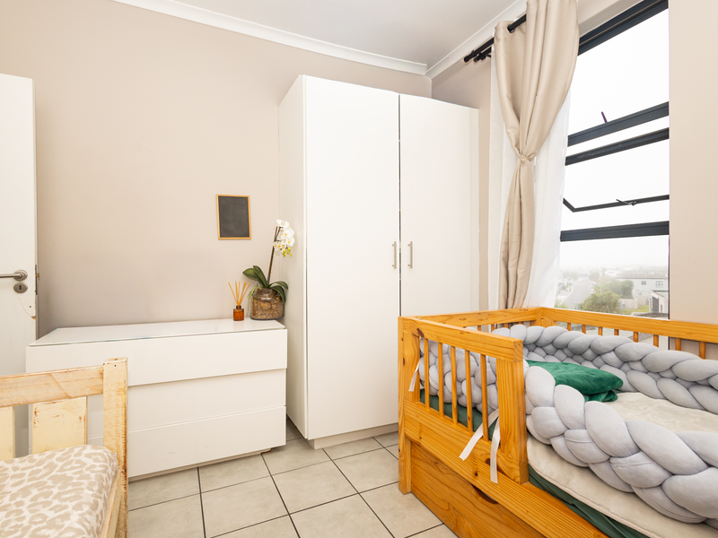 Contemporary Living with Comfort and Convenience - Photo 8
