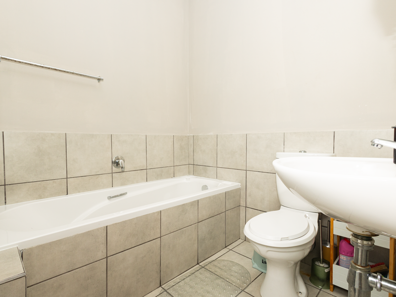 Contemporary Living with Comfort and Convenience - Photo 9