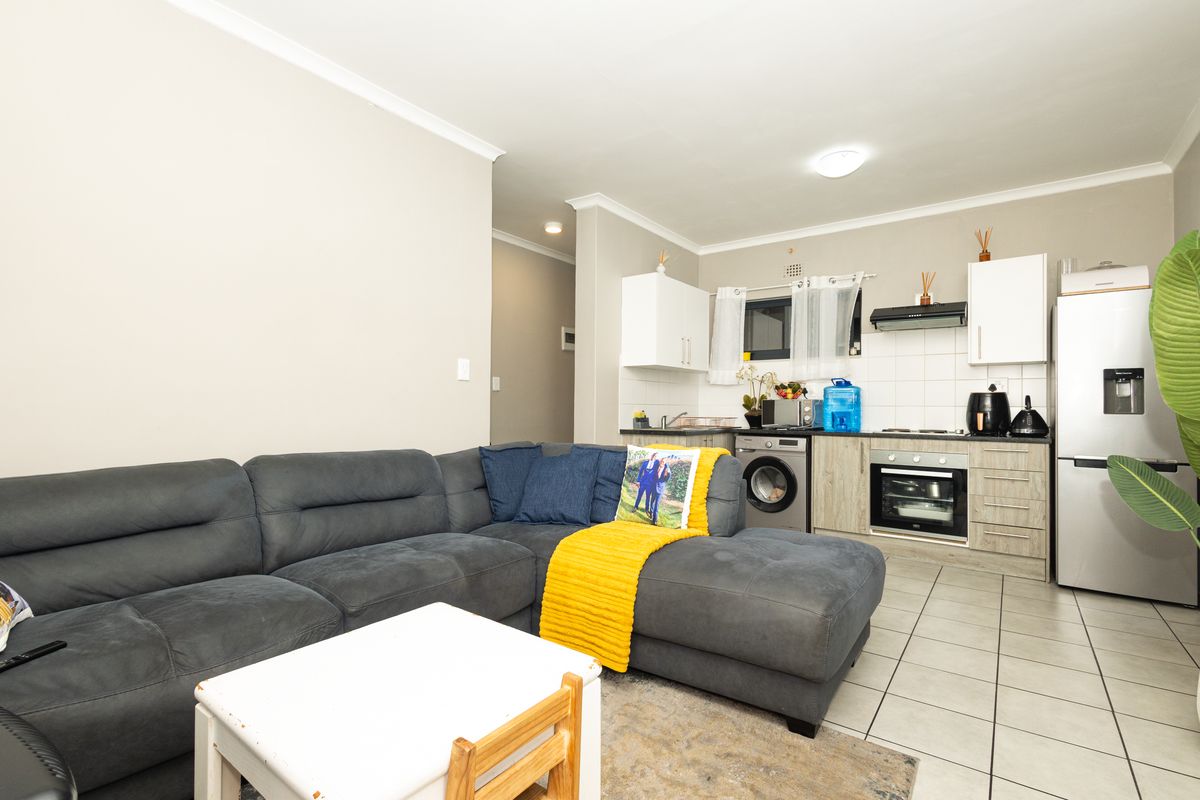 Contemporary Living with Comfort and Convenience - Photo 2
