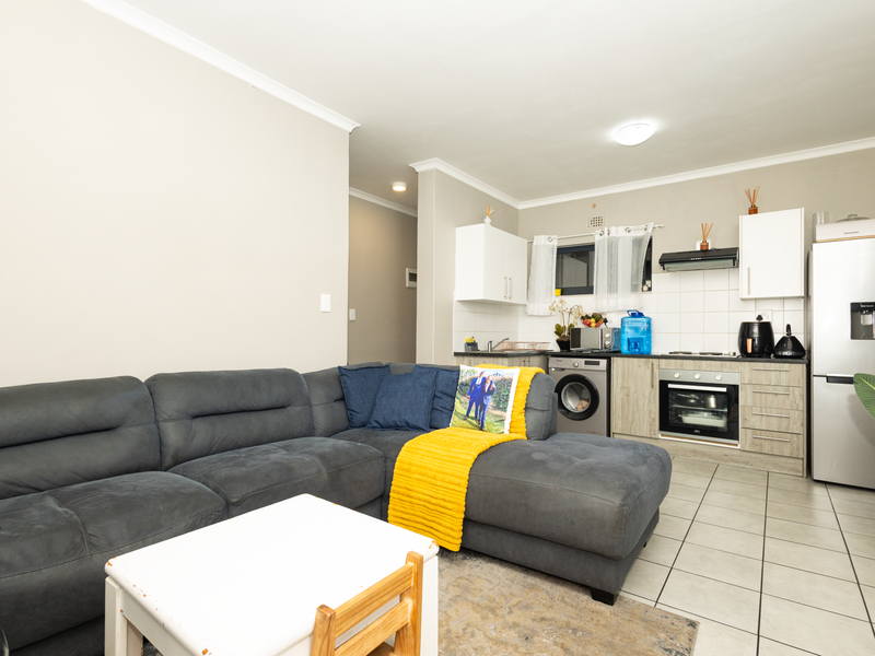 Contemporary Living with Comfort and Convenience - Photo 2
