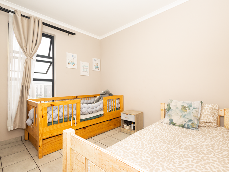 Contemporary Living with Comfort and Convenience - Photo 7