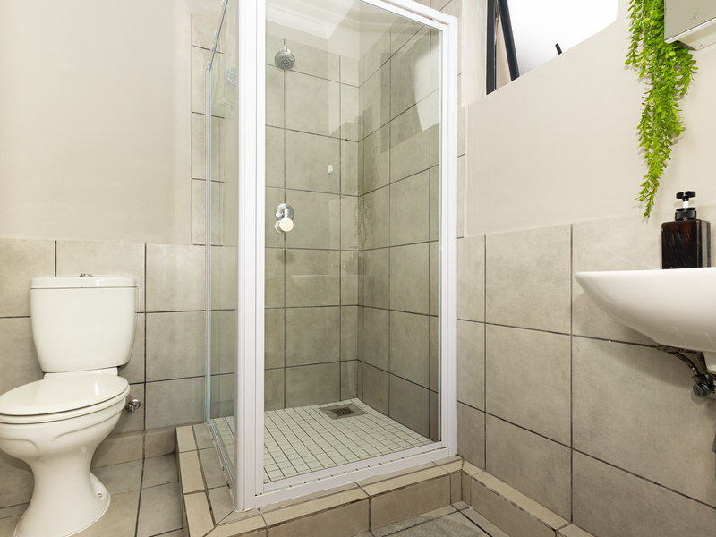 Contemporary Living with Comfort and Convenience - Photo 6