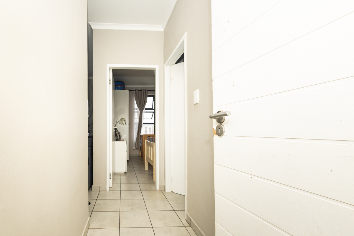 Contemporary Living with Comfort and Convenience - Photo 3