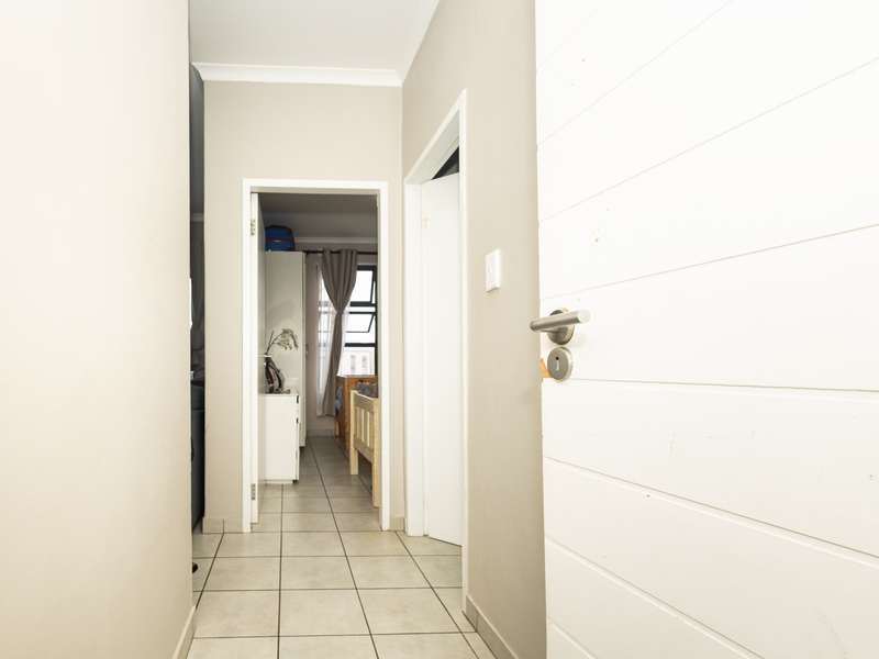Contemporary Living with Comfort and Convenience - Photo 3