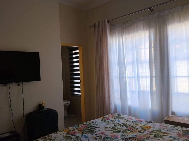 Well-Maintained Three-Bedroom Townhouse To Let - Photo 5
