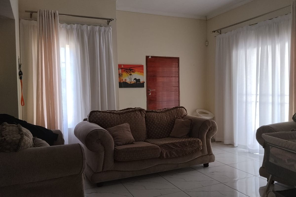 Well-Maintained Three-Bedroom Townhouse To Let - Photo 3