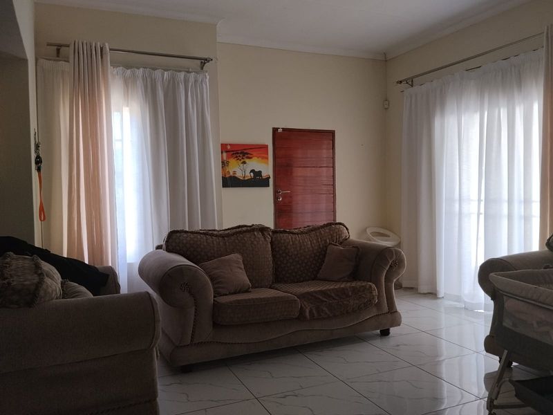 Well-Maintained Three-Bedroom Townhouse To Let - Photo 3