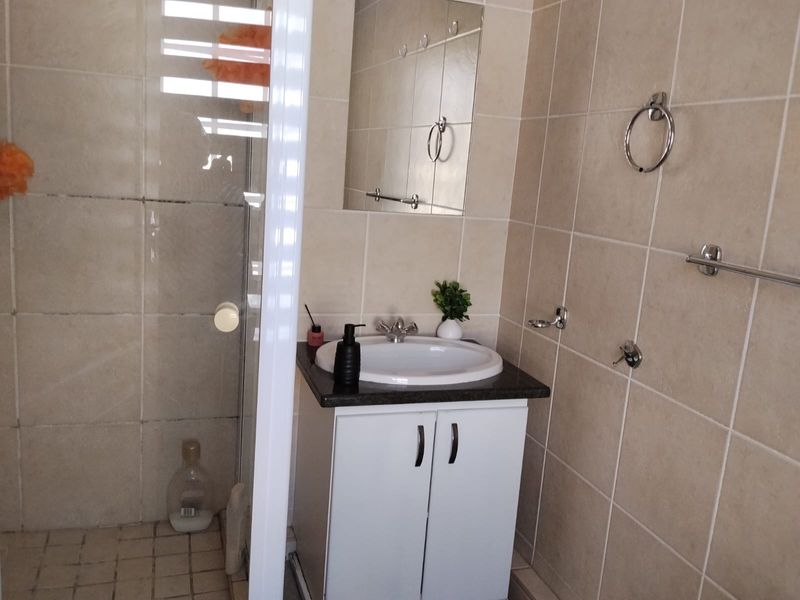 Well-Maintained Three-Bedroom Townhouse To Let - Photo 7