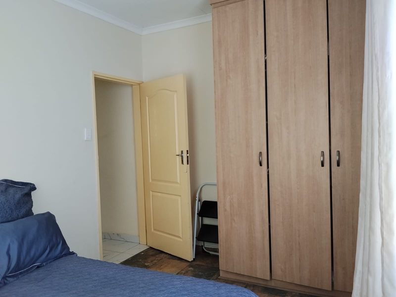 Well-Maintained Three-Bedroom Townhouse To Let - Photo 8