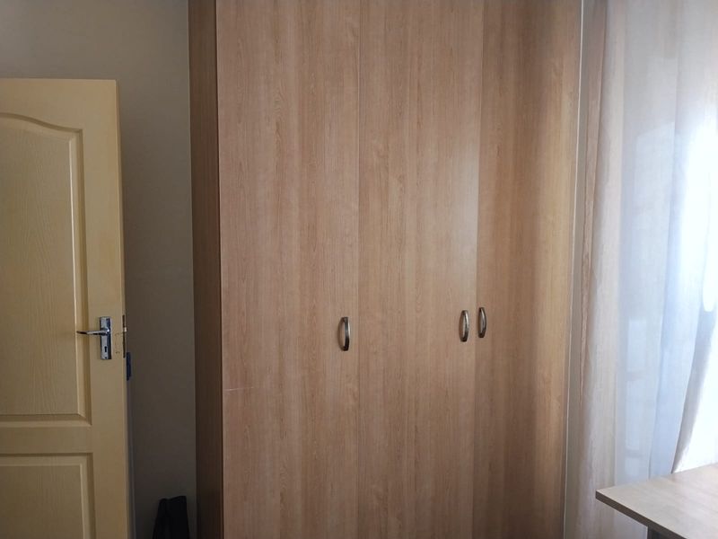 Well-Maintained Three-Bedroom Townhouse To Let - Photo 9