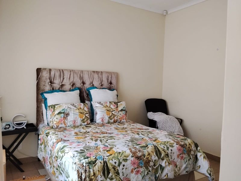 Well-Maintained Three-Bedroom Townhouse To Let - Photo 6