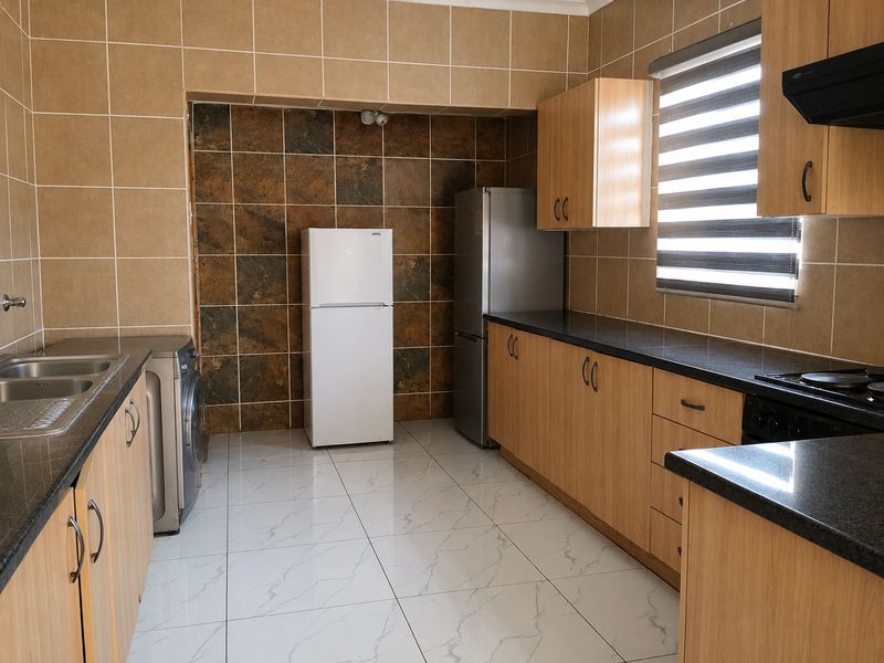 Well-Maintained Three-Bedroom Townhouse To Let - Photo 2