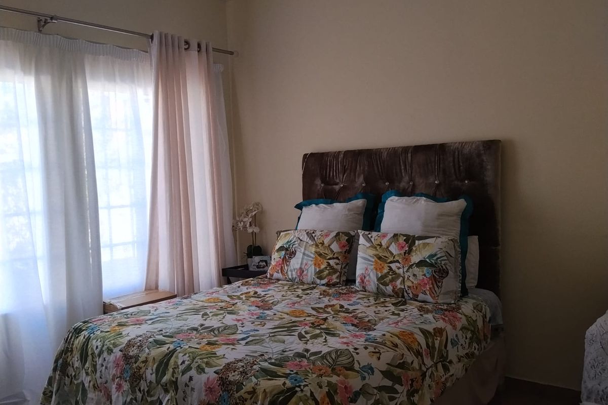 Well-Maintained Three-Bedroom Townhouse To Let - Photo 4