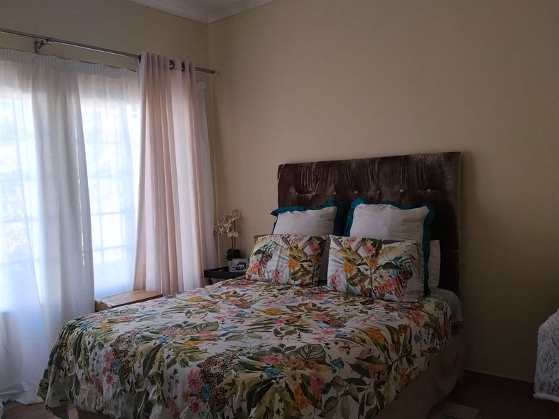 Well-Maintained Three-Bedroom Townhouse To Let - Photo 4