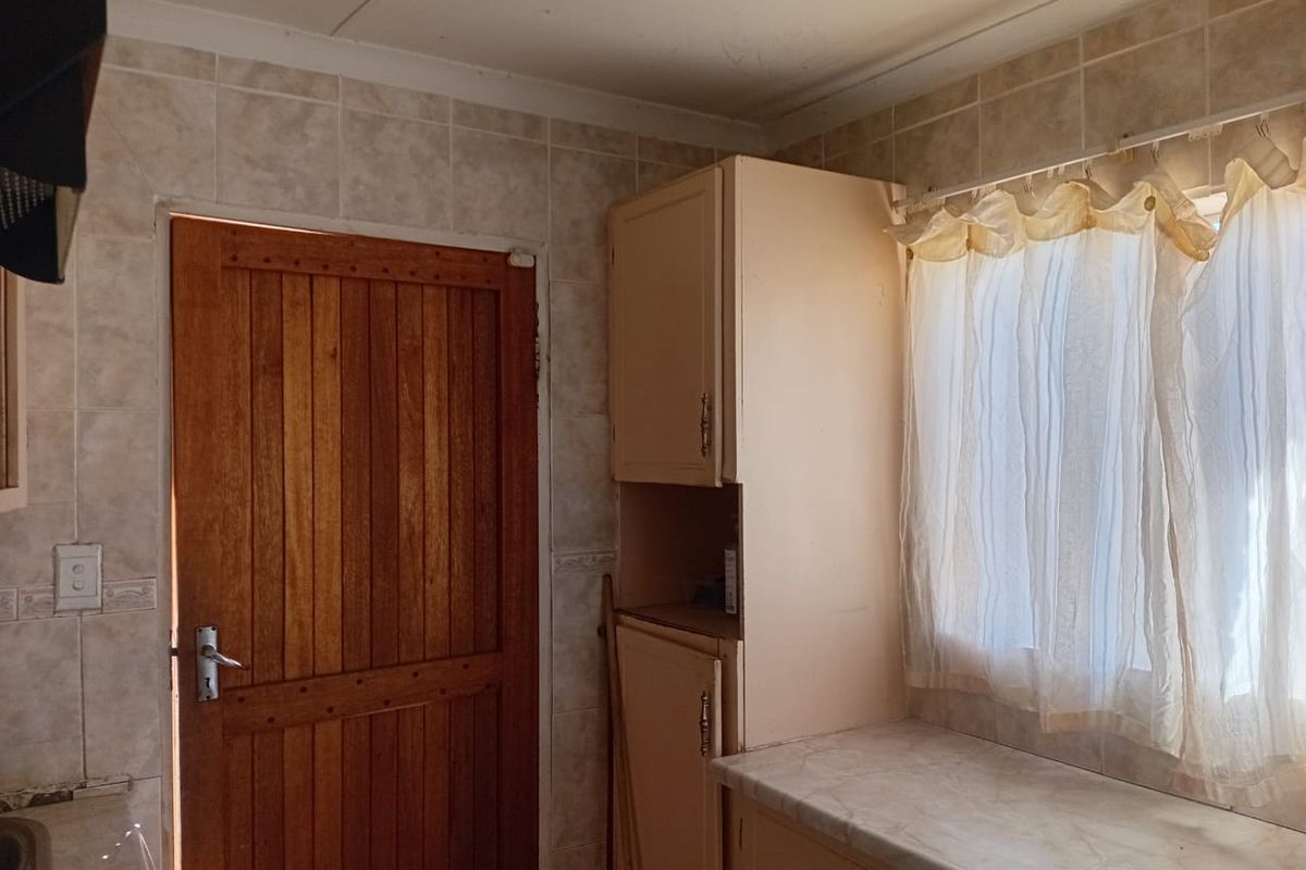 Charming 3-bedroom home for sale in Mmabatho Unit 15, Mafikeng—ideal for families and investors. - Photo 5