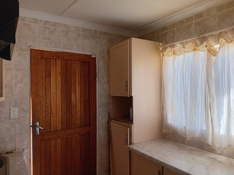 Charming 3-bedroom home for sale in Mmabatho Unit 15, Mafikeng—ideal for families and investors. - Photo 5