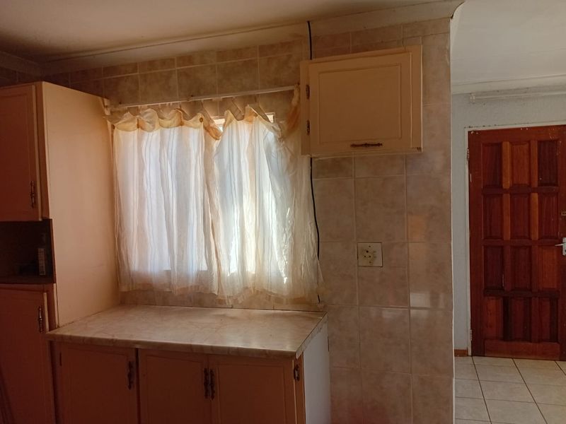 Charming 3-bedroom home for sale in Mmabatho Unit 15, Mafikeng—ideal for families and investors. - Photo 6