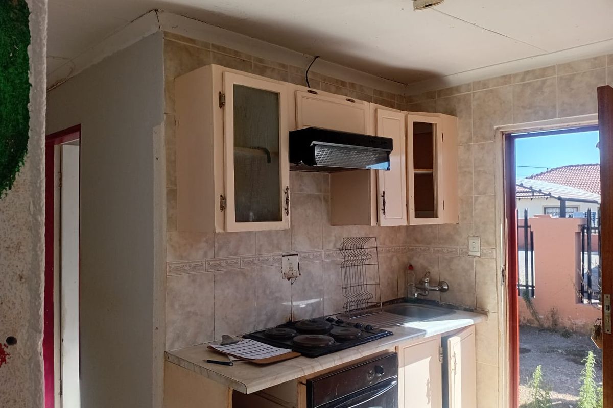 Charming 3-bedroom home for sale in Mmabatho Unit 15, Mafikeng—ideal for families and investors. - Photo 3