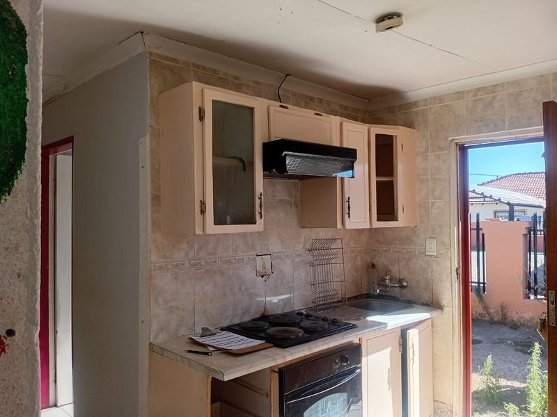 Charming 3-bedroom home for sale in Mmabatho Unit 15, Mafikeng—ideal for families and investors. - Photo 3