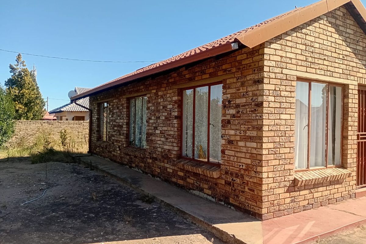 Charming 3-bedroom home for sale in Mmabatho Unit 15, Mafikeng—ideal for families and investors. - Photo 2