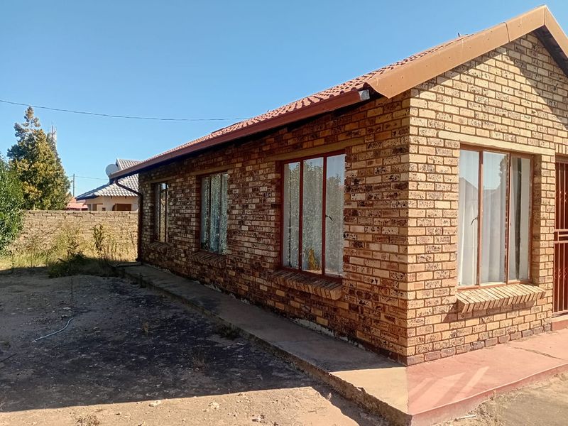 Charming 3-bedroom home for sale in Mmabatho Unit 15, Mafikeng—ideal for families and investors. - Photo 2