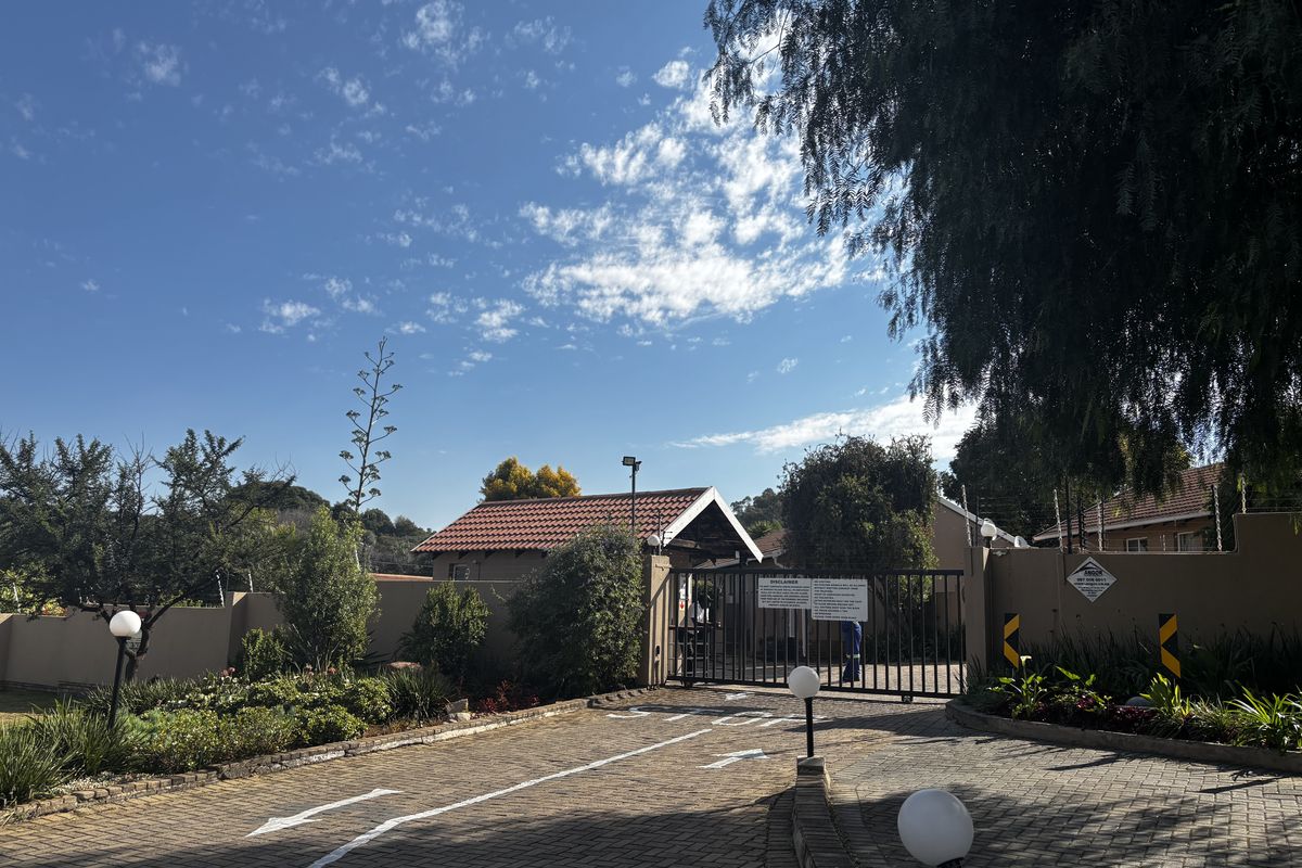 Charming Home with Private Garden! - Photo 2