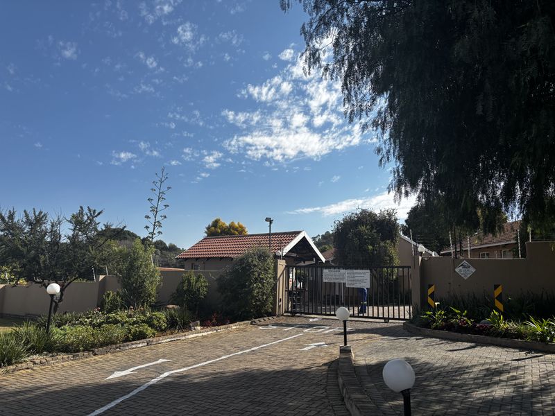 Charming Home with Private Garden! - Photo 2