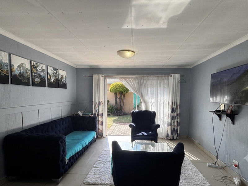 Charming Home with Private Garden! - Photo 1