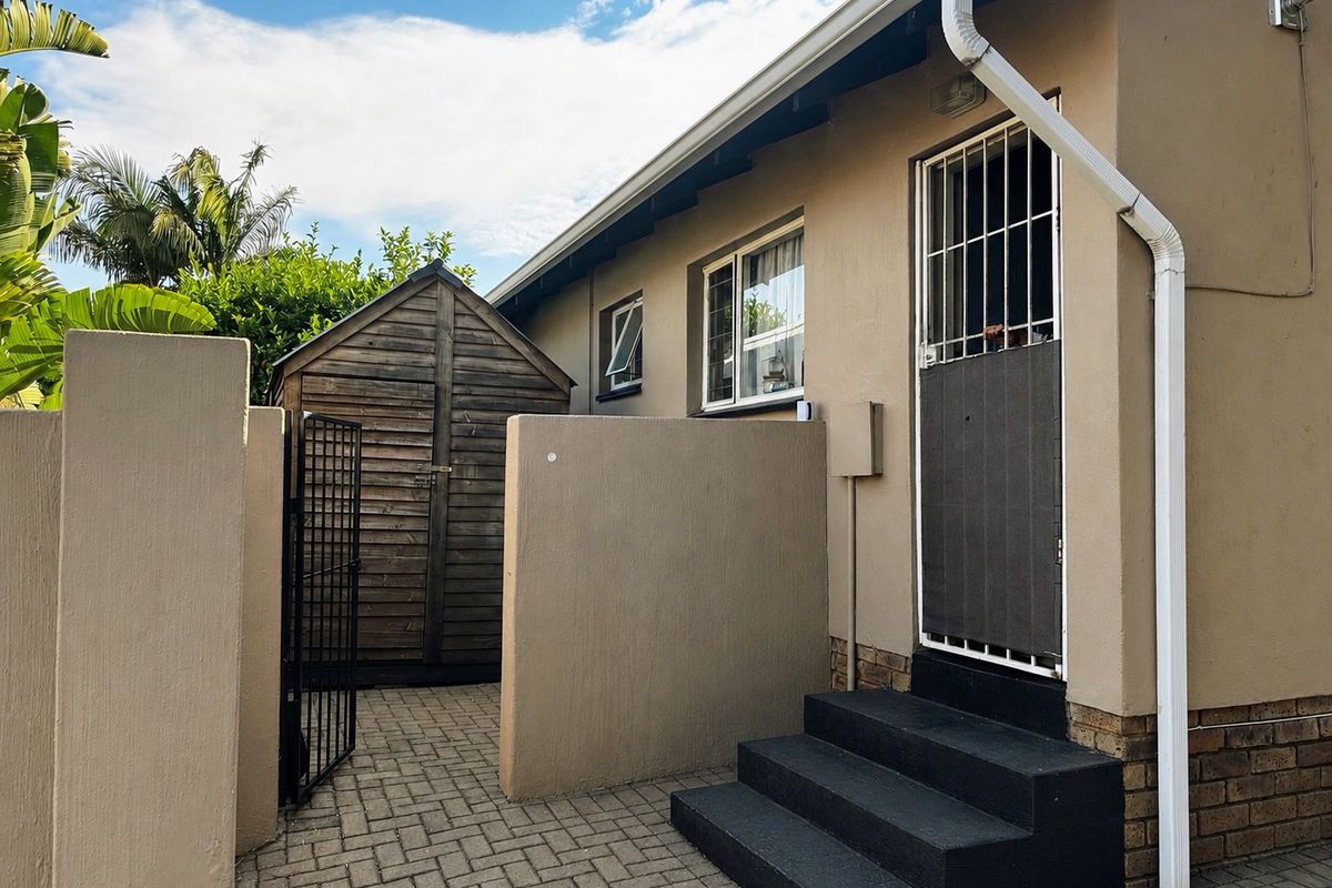 Charming Home with Private Garden! - Photo 4